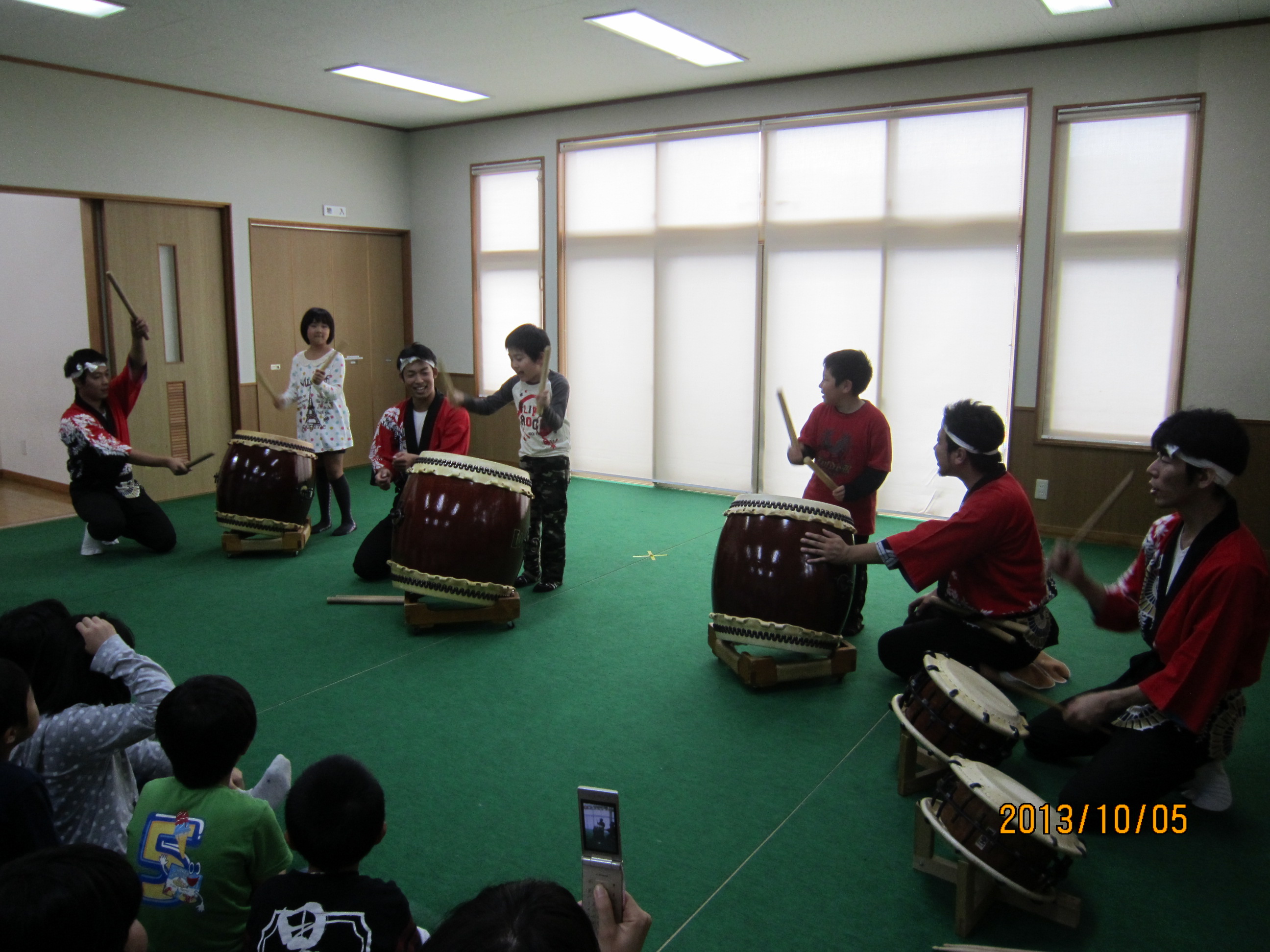和太鼓の演奏・獅子舞の実演と体験の様子