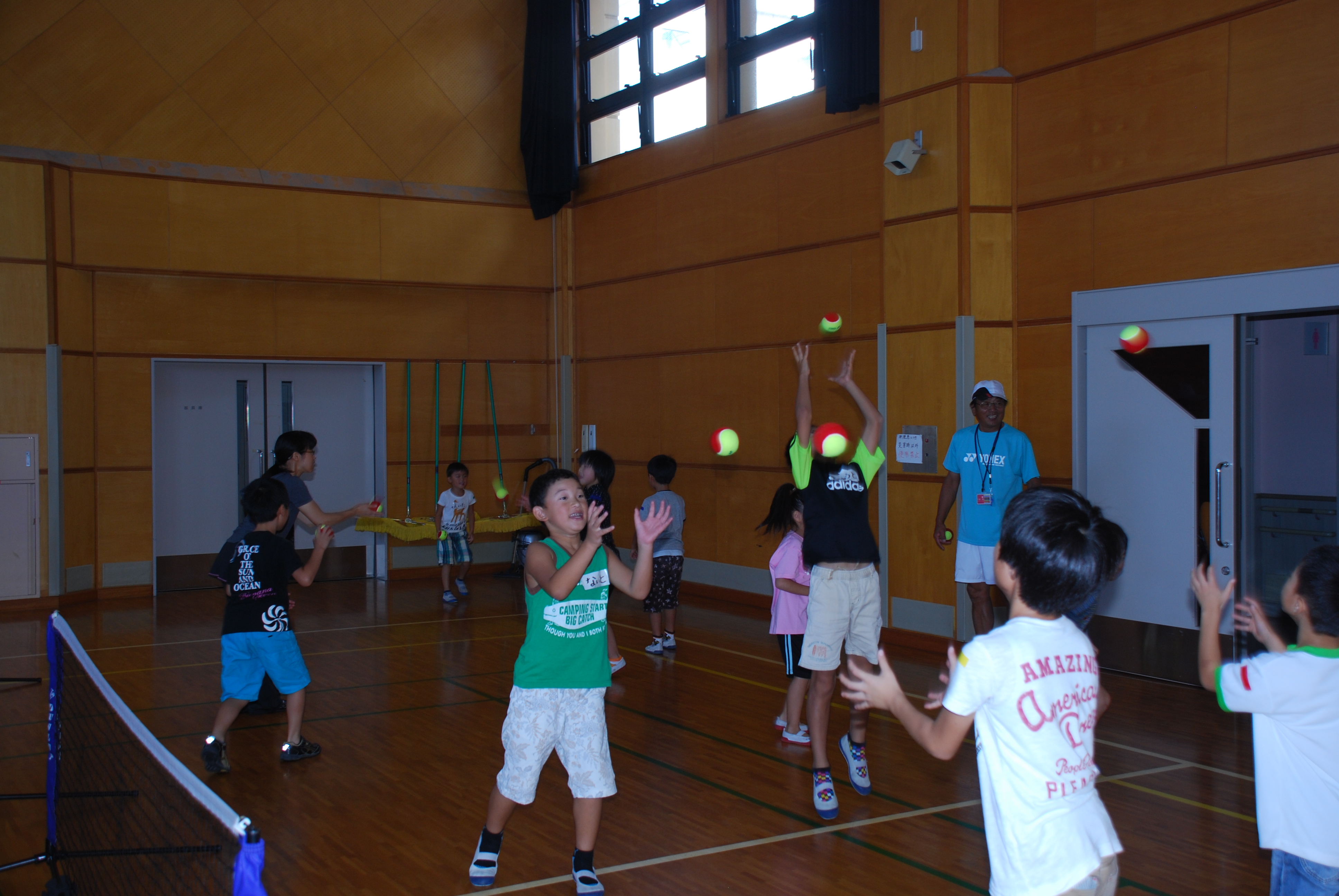テニスにチャレンジ　「ジュニアテニスクラブ」小学生向けの様子